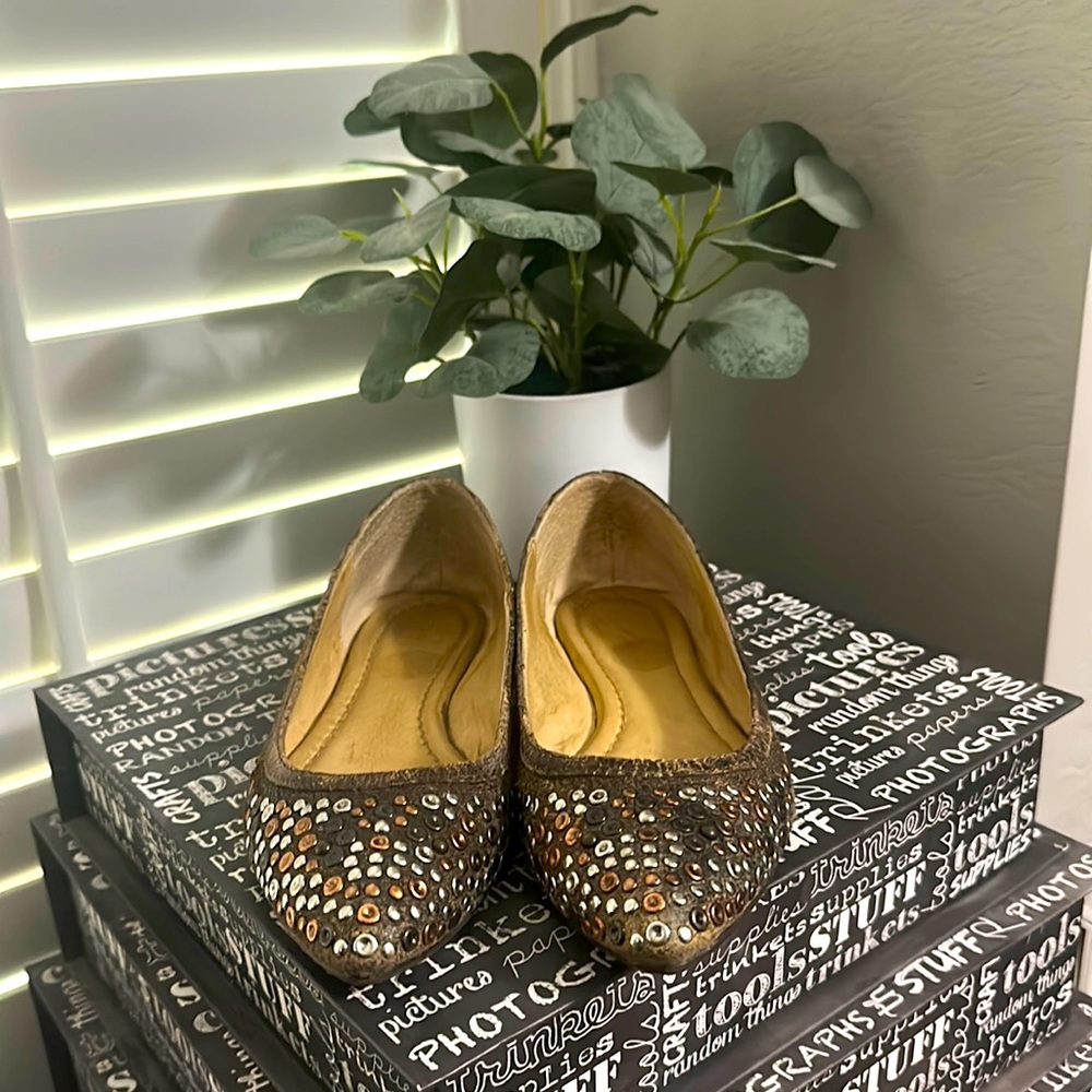 Frye Regina studded ballet flat in size 6.